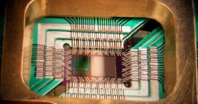 Zdjęcie chipa skonstruowanego przez D-Wave Systems Inc., zaprojektowanego do działania jako 128-kubitowy nadprzewodnikowy adiabatyczny procesor optymalizacji kwantowej