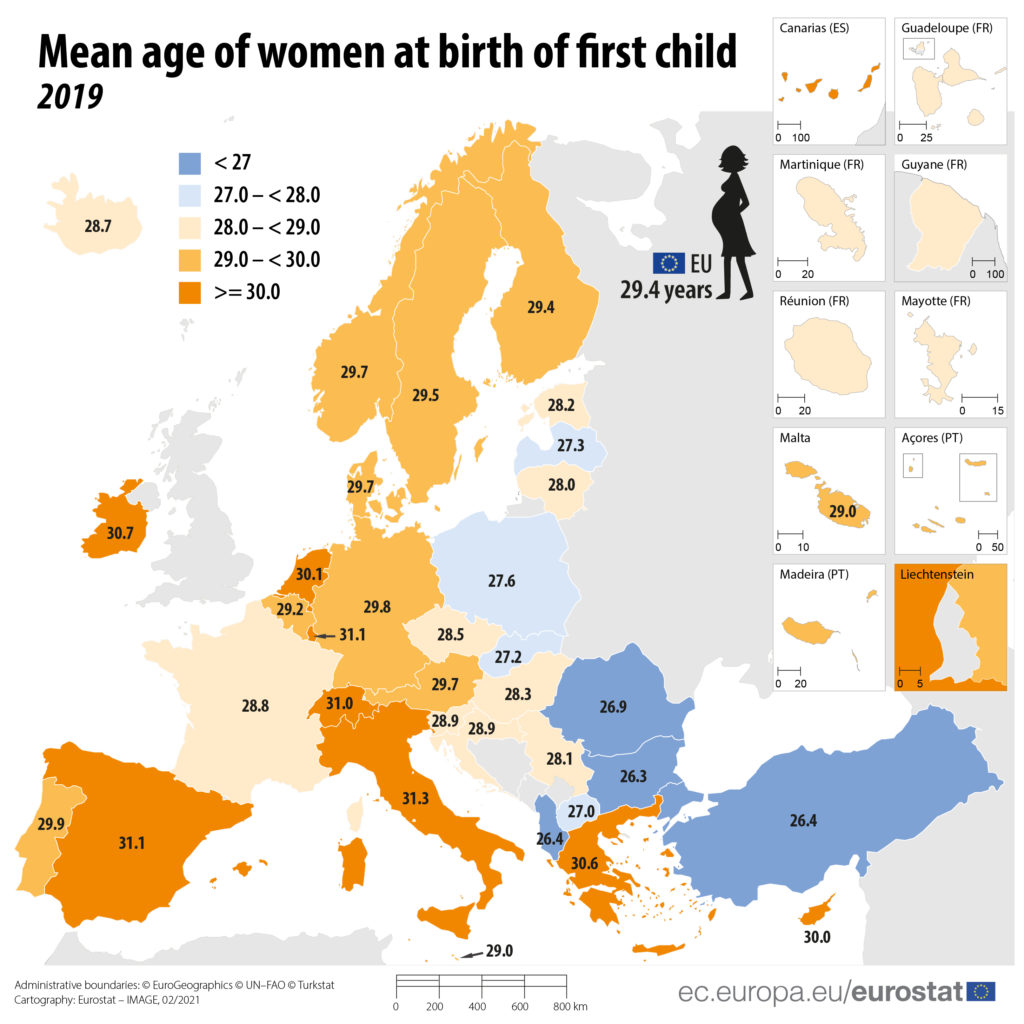 Grafika prezentująca mapę Europy z zaznaczonym wiekiem, gdy kobiety rodzą pierwsze dzieci.