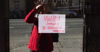 Kartka na szybie informująca o zamknięciu kawiarni do odwołania z powodu pandemii, w tle odbicie autorki zdjęcia, 15 marca 2020, lockdown