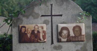 Nagrobek z dwoma zdjęciami rodzinnymi, po lewej rodzina czterosobowa, po prawie dwie osoby, w tym jedna o wiele starsza niż na zdjęciu po lewej. Po środku krzyż.