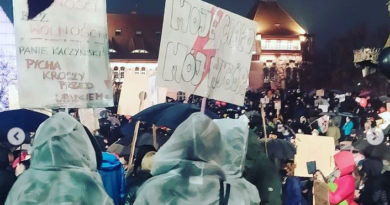 Strajk Kobiet, demonstracja, w deszczu stoją kobiety z transparentami "moje ciało, mój wybór"