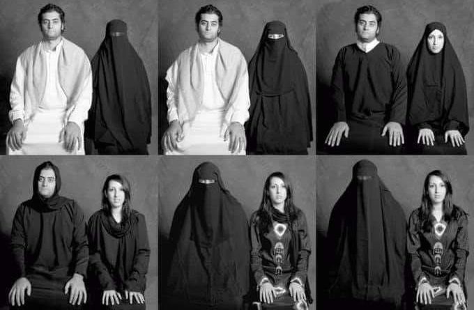 Sześć fotografii pokazujących muzułmańską parę - kobietę w burce i mężćzyznę, powoli zamieniających się zstrojami. Na pierwszym zdjęciu kobieta jest w burce, a mężćzyzna w jasnym stroju, na ostatnim kobieta ma wzorzyste ubranie, a mężczyzna jest w burce