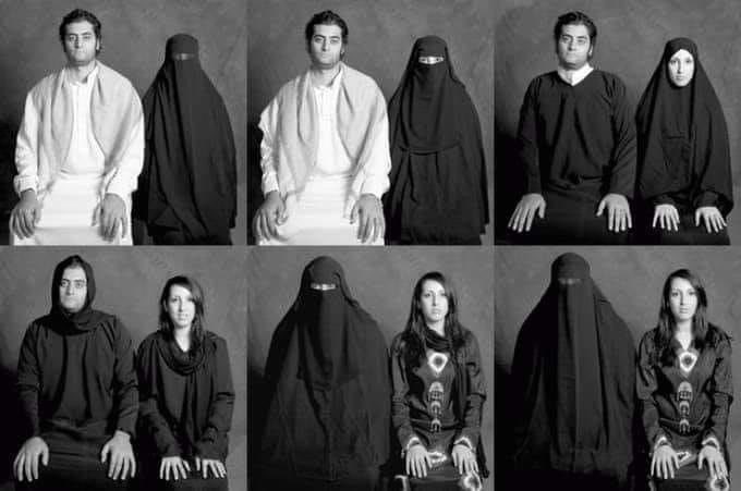 Sześć fotografii pokazujących muzułmańską parę - kobietę w burce i mężćzyznę, powoli zamieniających się zstrojami. Na pierwszym zdjęciu kobieta jest w burce, a mężćzyzna w jasnym stroju, na ostatnim kobieta ma wzorzyste ubranie, a mężczyzna jest w burce