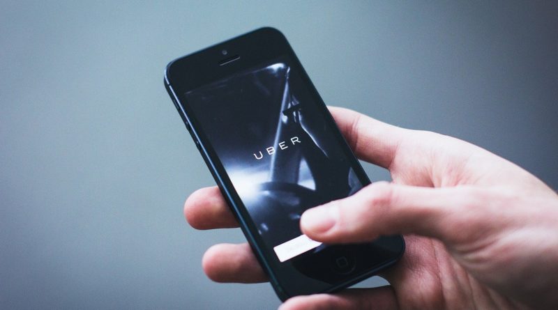 Aplikacja Ubera w telefonie trzymanym przez kogoś