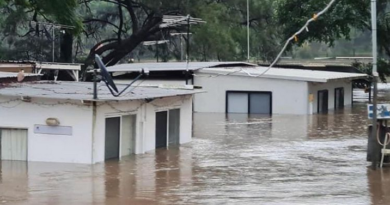Zalana ulica w Australii - woda sięga do czubków znaków drogowych i pod dachy domów