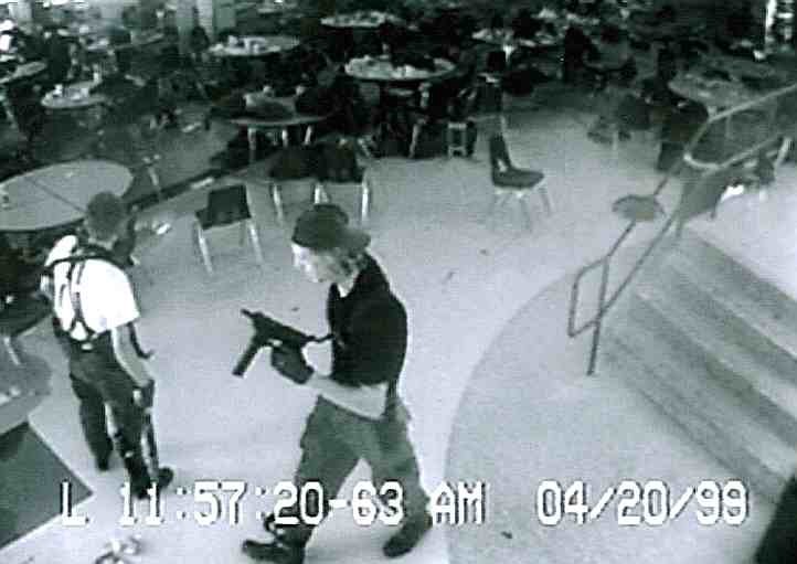 stopklatka z masakry w Columbine, nastolatek z bronią w stołówce szkolnej