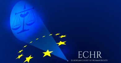 grafika przedstawiająca wagę będącą symbolem sprawiedliwości, gwiazdy będące symbolem UE i napis Europejski Trybunał Praw Człowieka (po angielsku)