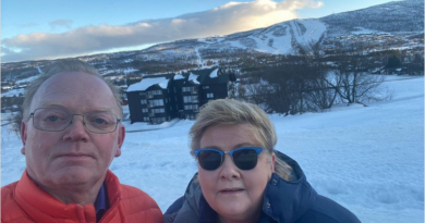Premier Norwegii Erna Solberg z mężem na tle gór
