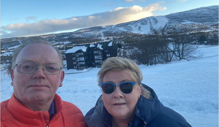 Premier Norwegii Erna Solberg z mężem na tle gór