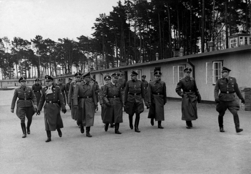 Zdjęcie z Albumu SS, z wizyty Heinricha Himmlera w obozie Stutthof 23.11.1941 r. Ze zbiorów Muzeum Stutthof w Sztutowie.