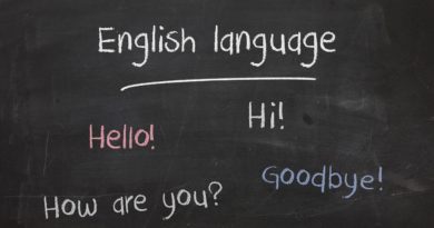 na czarnej tablicy szkolnej napis po angielsku: język angielski, cześć, jak się masz