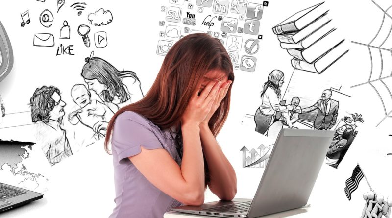 nastolatka zakrywająca w rozpaczy twarz rękami, siedząca przed laptopem, wokół na białym tle rysunki potencjalnych stresorów i zagrożeń