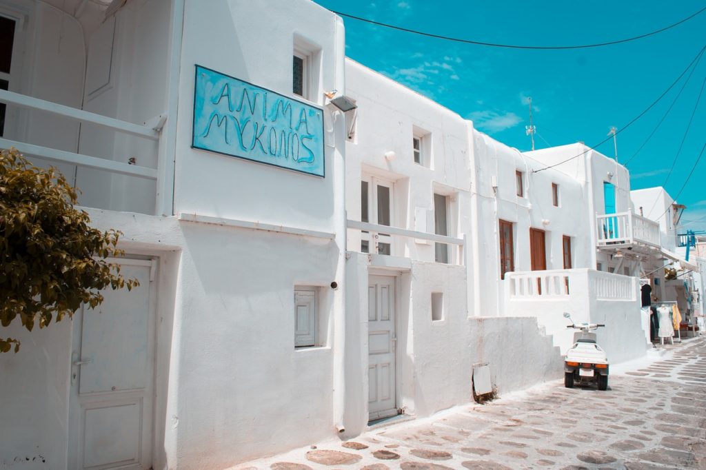 Białe budynki na greckiej ulicy