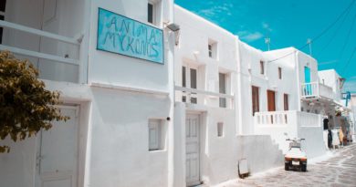 Białe budynki na greckiej ulicy