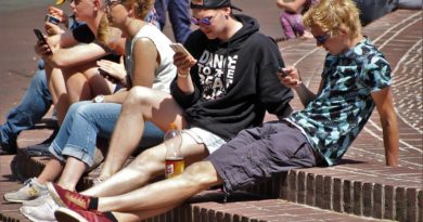 nastolatki w grupie czytające informacje na smartfonach