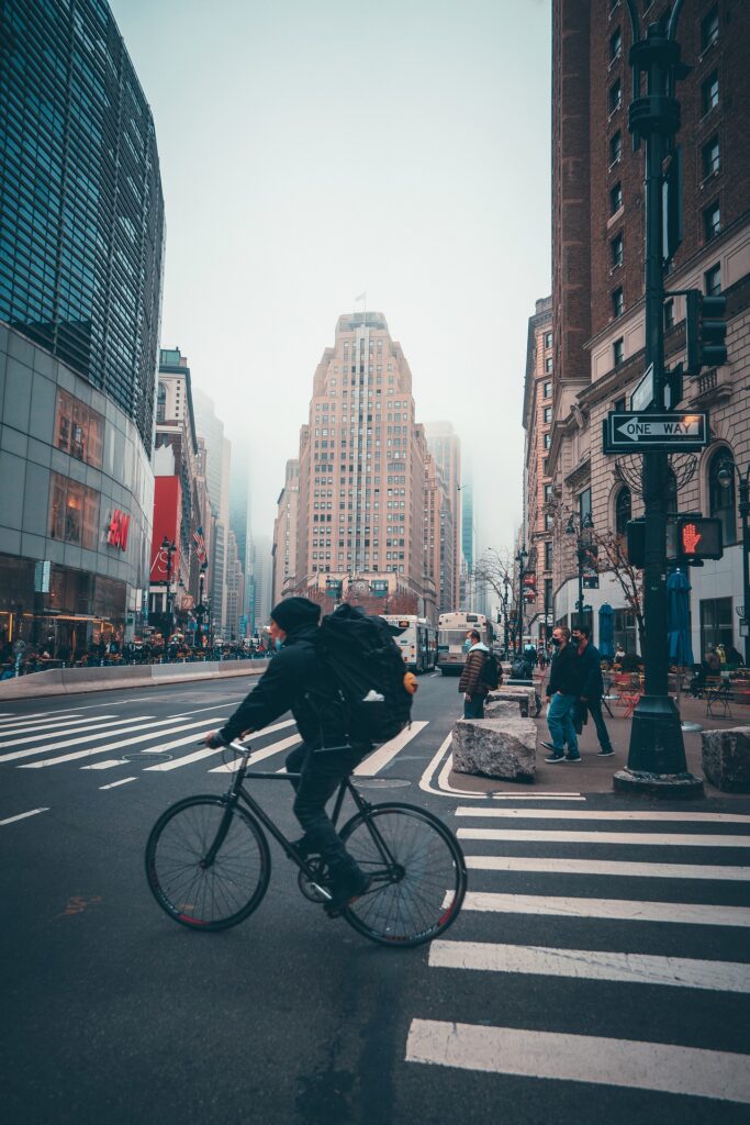 Rowerzysta na tle jednej z ulic Manhattanu