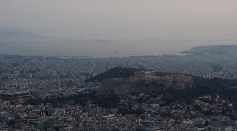 Widok na zadymione Ateny i Akropol