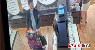 Zrzut z ekranu z nagrania monitoringu, pokazujący mężczyznę w sklepie z okularami