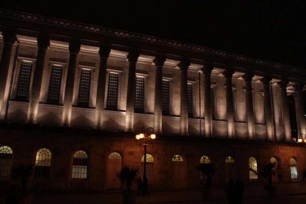Podświetlone nocą kolumny ratusza miejskiego w Birmingham