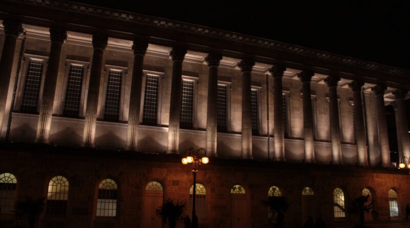 Podświetlone nocą kolumny ratusza miejskiego w Birmingham
